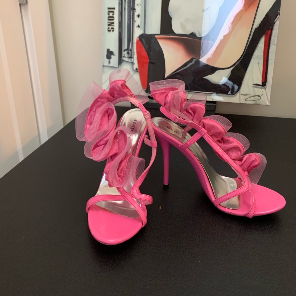 2️⃣1️⃣ Beautiful hot pink Barbie heels